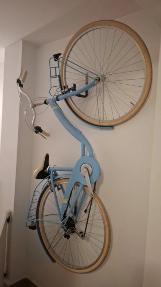 Bicicleta azul para colgar