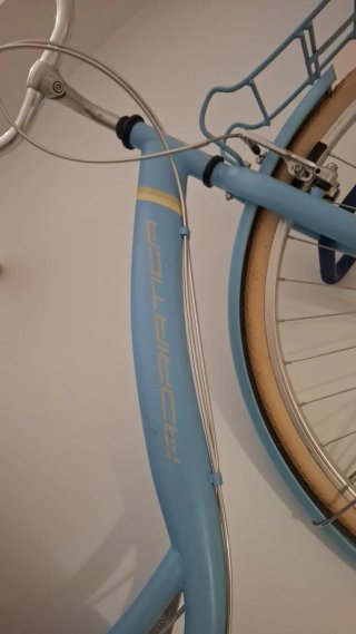 Bicicleta azul para colgar