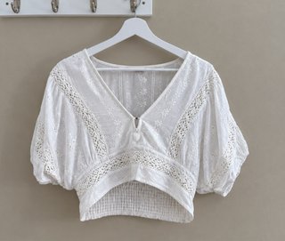 Blusa blanca de lino con detalles