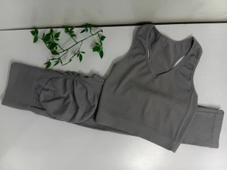 Conjunto deportivo gris: leggings y top