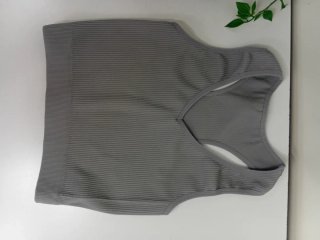Conjunto deportivo gris: leggings y top