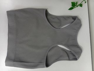 Conjunto deportivo gris: leggings y top