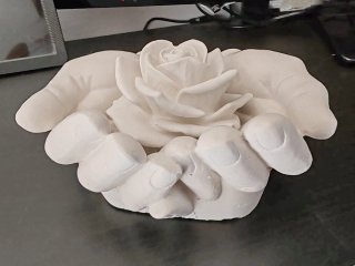 Scultura mani e rosa in gesso