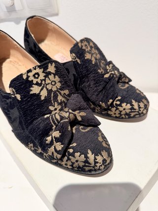 Zapatos de fallera negros y dorados