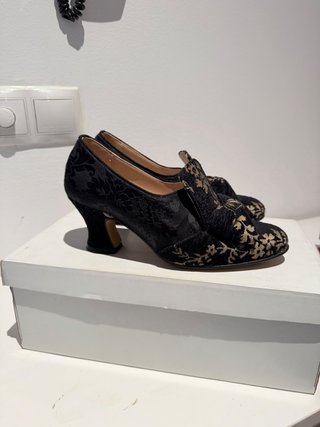 Zapatos de fallera negros y dorados