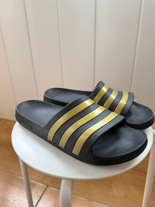 Chanclas Adidas Adilette Aqua Negro/Dorado