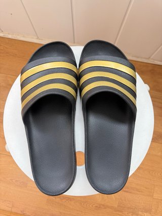 Chanclas Adidas Adilette Aqua Negro/Dorado