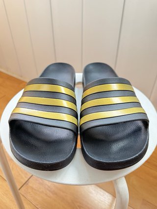 Chanclas Adidas Adilette Aqua Negro/Dorado