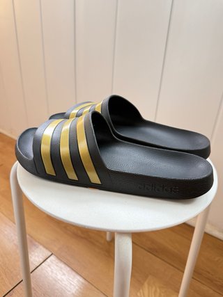 Chanclas Adidas Adilette Aqua Negro/Dorado