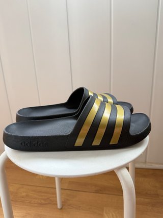 Chanclas Adidas Adilette Aqua Negro/Dorado