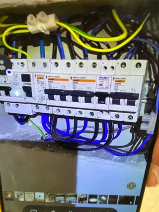 Se hacen trabajos de electricidad,