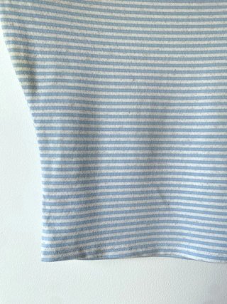 T-shirt a righe azzurre e bianche