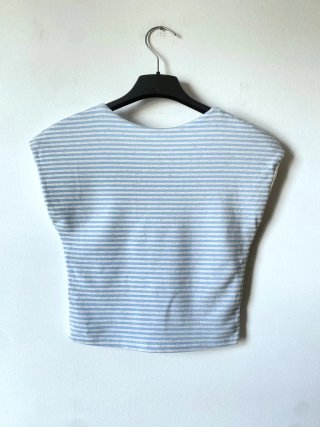T-shirt a righe azzurre e bianche