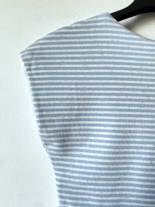 T-shirt a righe azzurre e bianche
