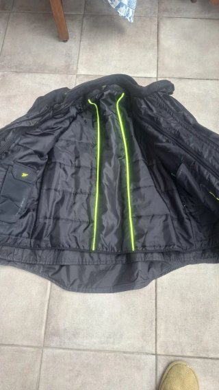 Chaqueta de moto negra con detalles neón