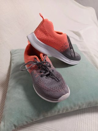 Zapatillas deportivas grises y naranjas