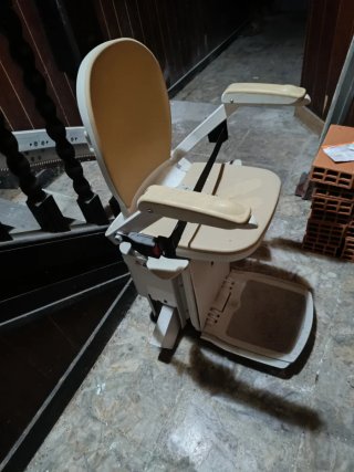 Silla salvaescaleras y escalera en Barakaldo