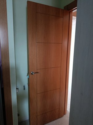 Urge venta.Puerta madera con 4 cristales.
