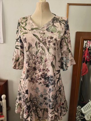 Vestido corto floral con volantes
