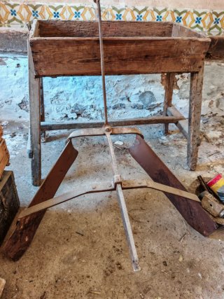 Arado antiguo de madera y metal