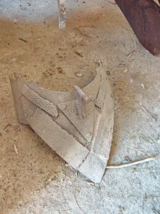 Arado antiguo de madera y metal