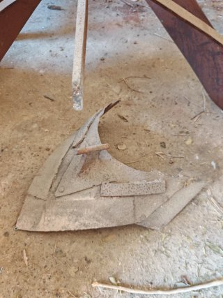 Arado antiguo de madera y metal