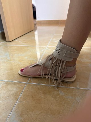Sandalias Beige con Flecos y Tachuelas