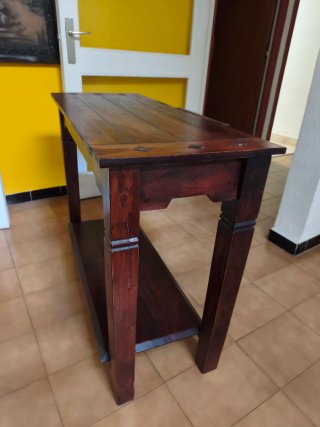 Mesa auxiliar de madera antigua