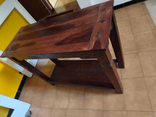 Mesa auxiliar de madera antigua