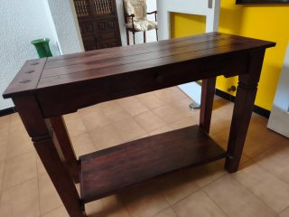 Mesa auxiliar de madera antigua
