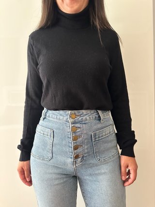 Jersey negro cuello alto