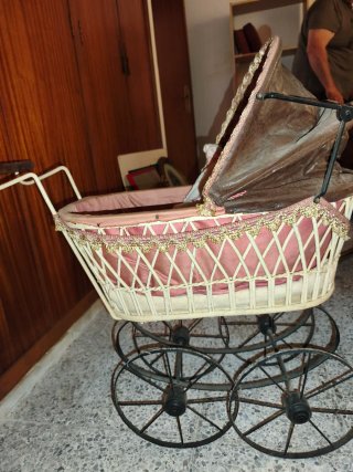 Cochecito de muñeca antiguo( sin la muñeca)