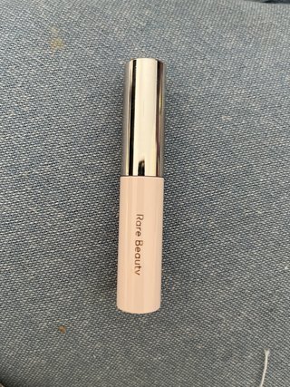 Gel fijador de cejas Rare Beauty