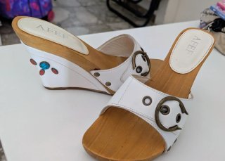 Sandali AFEF bianchi con zeppa e decorazioni