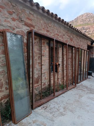 Estanterías de cristal y metal