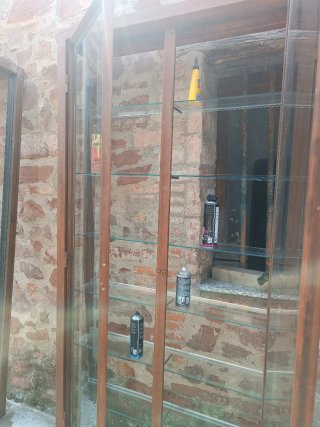 Estanterías de cristal y metal