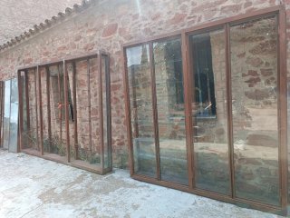 Estanterías de cristal y metal
