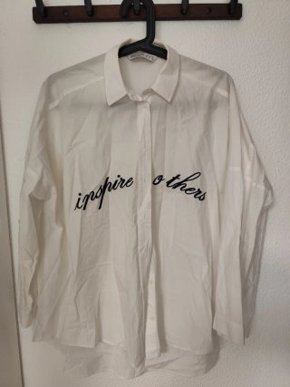 Camisa blanca con bordado inspire others