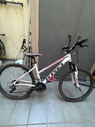 Bicicleta B-PRO blanca y rosa