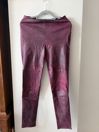 Pantalón de piel morado/rojo