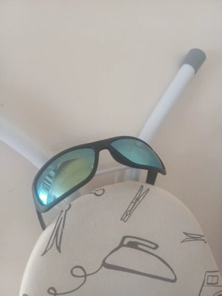 Dos Gafas de sol negras con detalles dorados