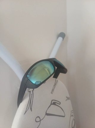 Dos Gafas de sol negras con detalles dorados