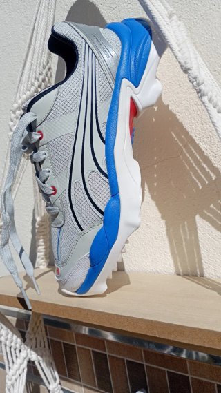 Zapatillas Puma grises y blancas
