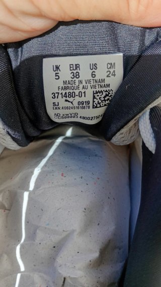 Zapatillas Puma grises y blancas