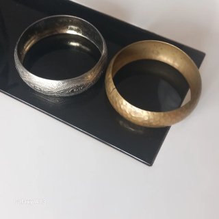 Pareja pulseras metal repujado