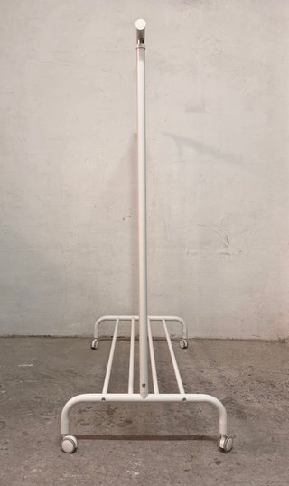 Burro Ropa Blanco Ikea con Ruedas