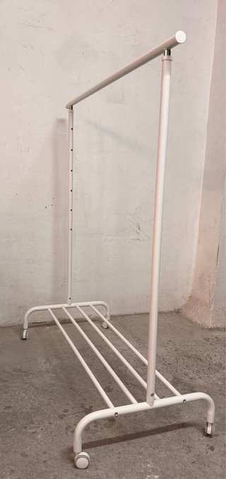 Burro Ropa Blanco Ikea con Ruedas