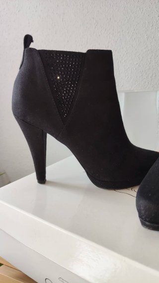 Botines de tacón negros con pedrería