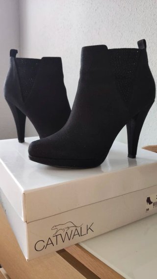 Botines de tacón negros con pedrería