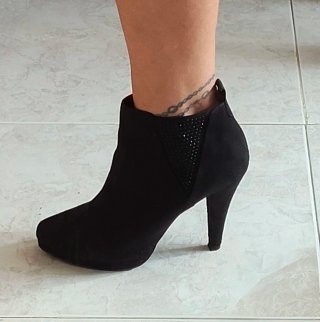 Botines de tacón negros con pedrería